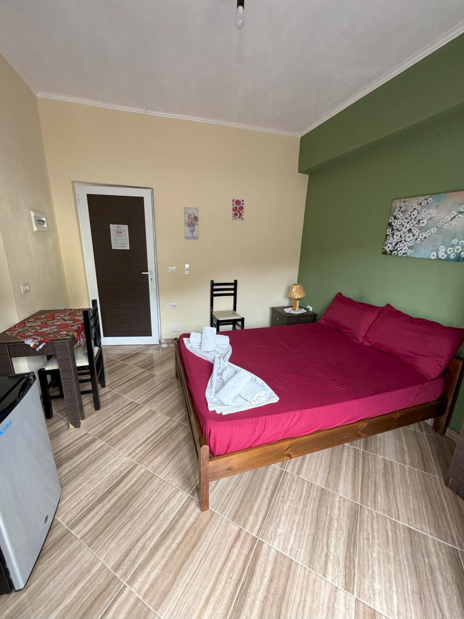 Adrian Agustin Rooms Lukove Ngoại thất bức ảnh