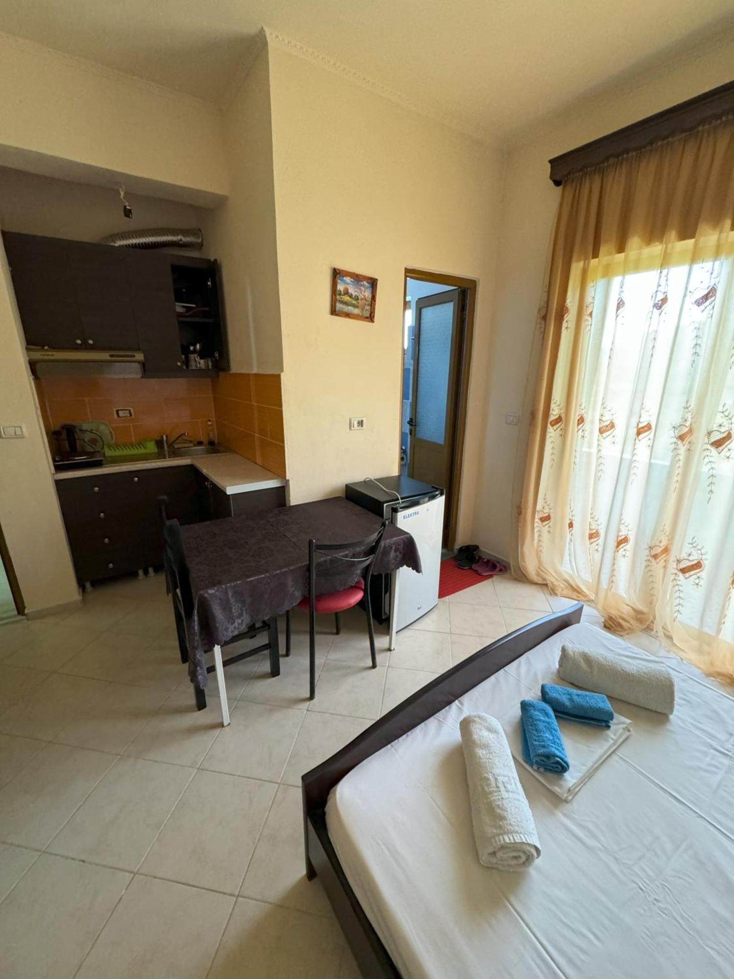 Adrian Agustin Rooms Lukove Ngoại thất bức ảnh