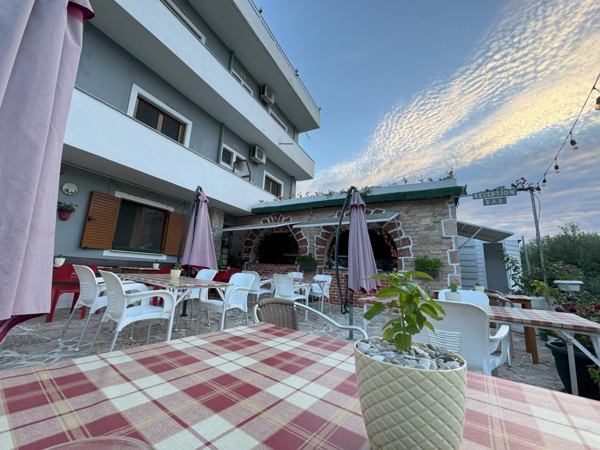 Adrian Agustin Rooms Lukove Ngoại thất bức ảnh